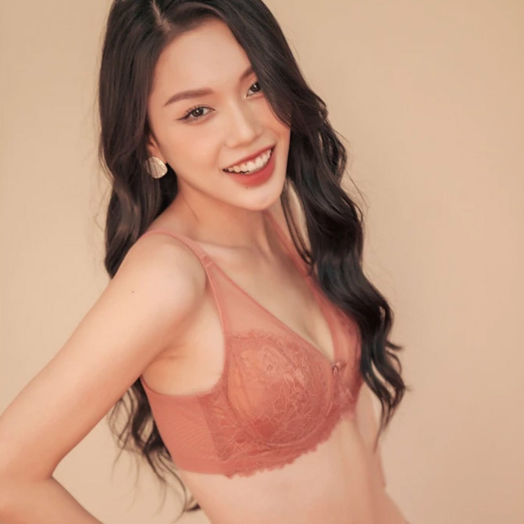 Elegant Wired Lace Bra – Thin Padding & Gentle Shaping for Natural Support